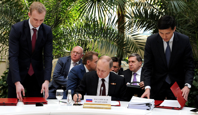 Putin signs documentation at a meeting of Eurasian Economic Council 