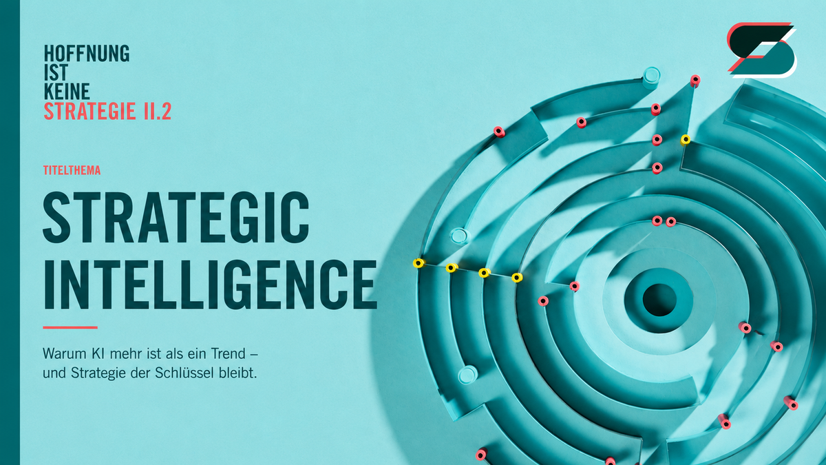 Abstrakte Labyrinth-Grafik mit konzentrischen Kreisen und dem Titel „Strategic Intelligence“ im StrategyBridge-Design in Türkis, Dunkelblau und Korallrot.