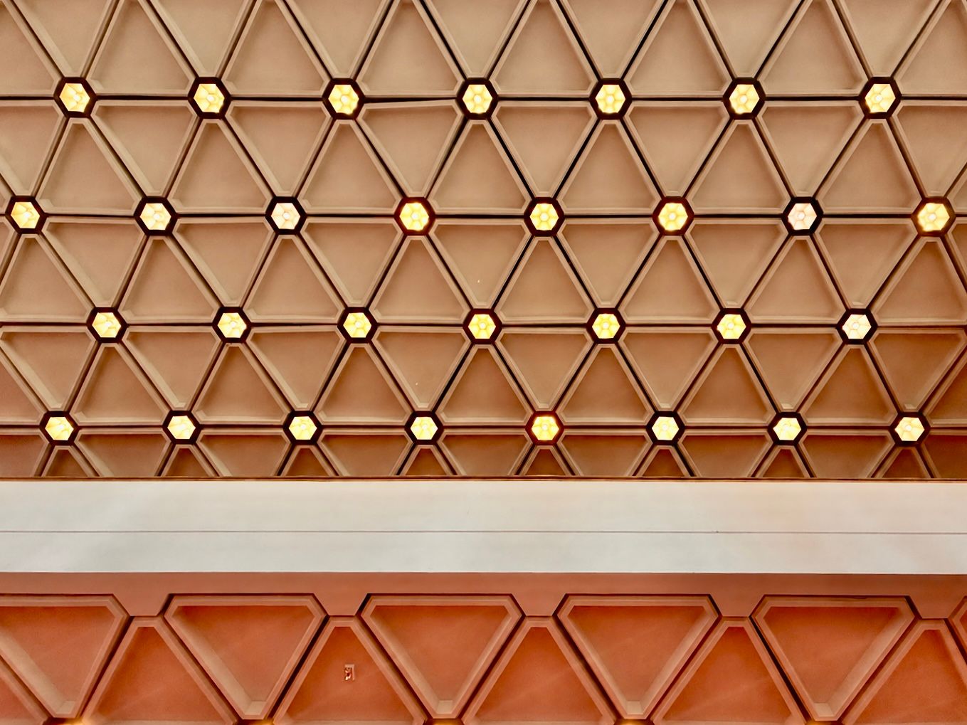 Plafond, Foyer du Southam Hall, Centre National des Arts, bâtiment original de 1969.