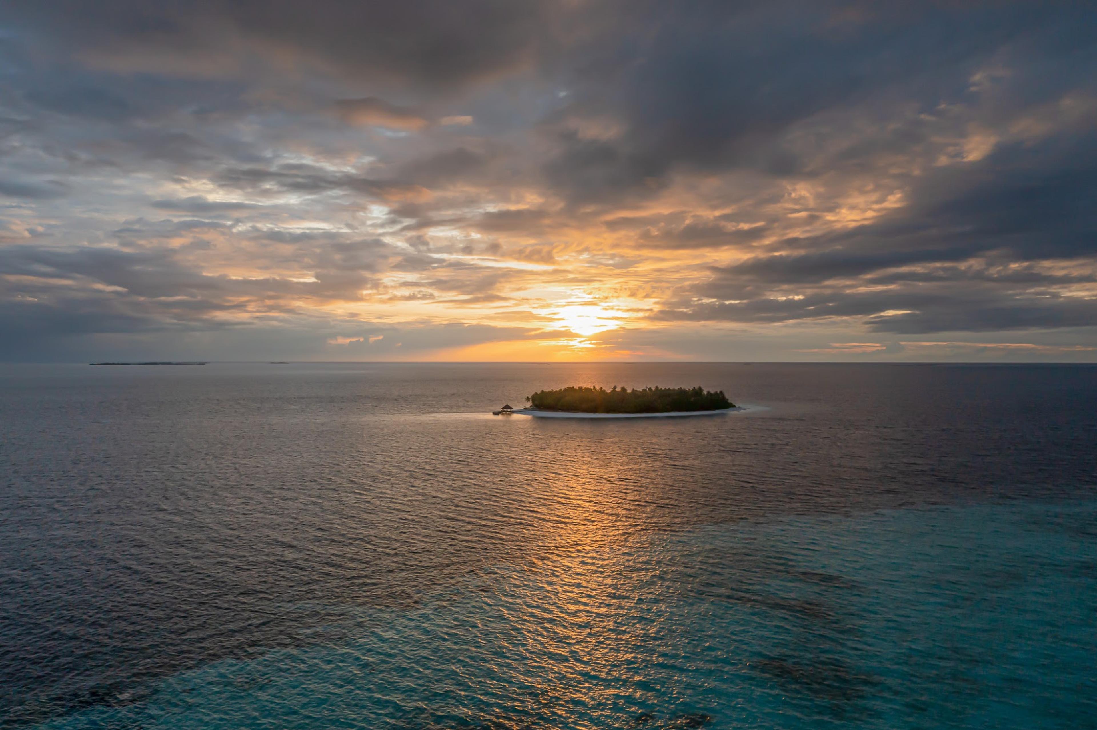 Dhawa Ihuru at sunset from the air