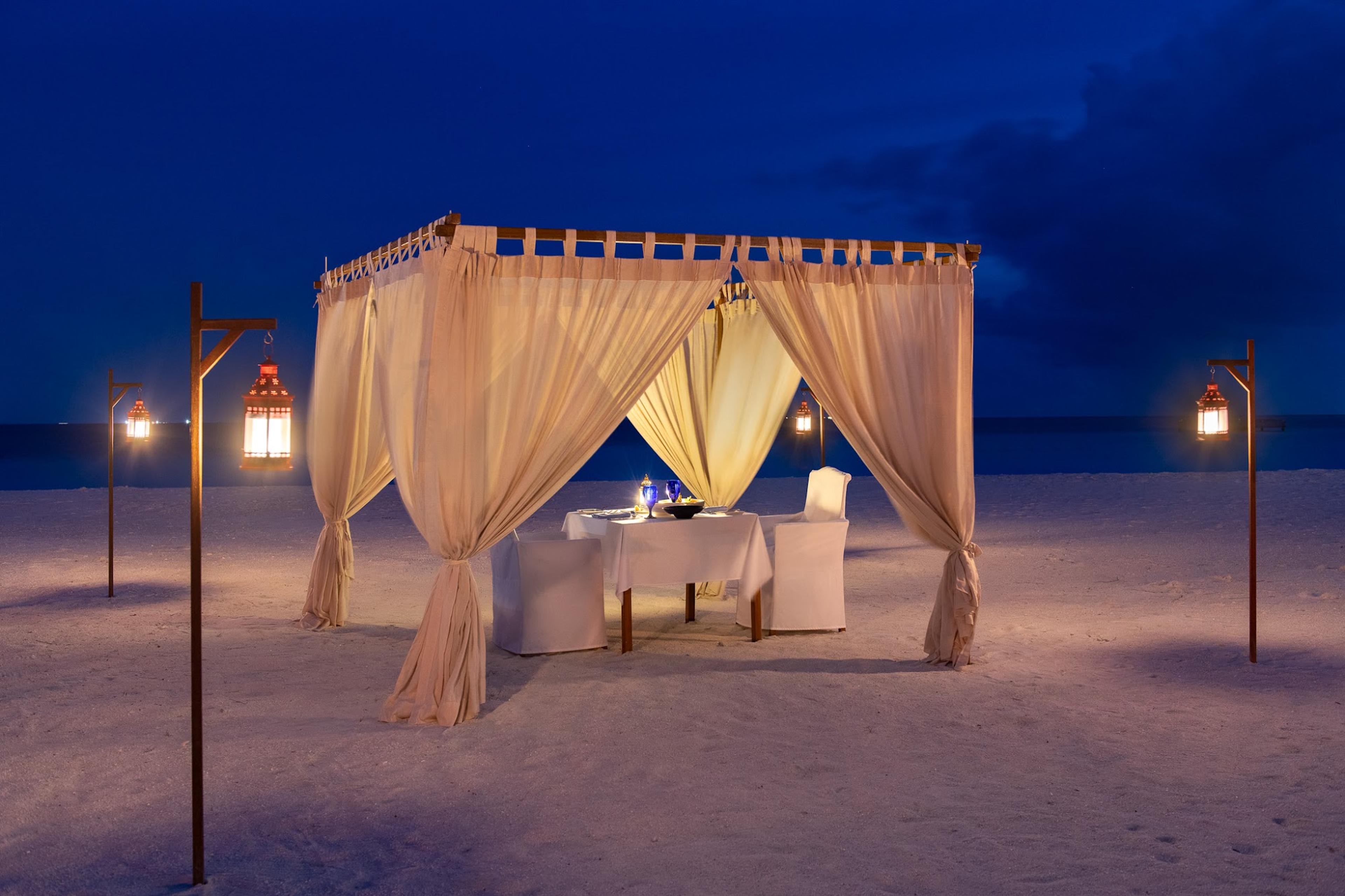 Romantic beach dinner at Banyan Tree Vabbinfaru