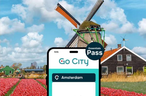 Application Go City Amsterdam Essentials Pass sur un smartphone, devant un moulin à vent, une maison en bois et un champ de tulipes rouges
