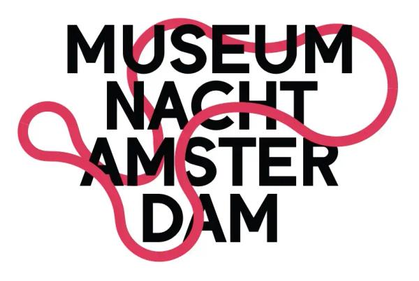Logo de la Museumnacht Amsterdam, la nuit des musées d'Amsterdam: lettres noires traversées par une ligne rose sinueuse, Crédit © Museumnacht Amsterdam, via banenbingo.nl