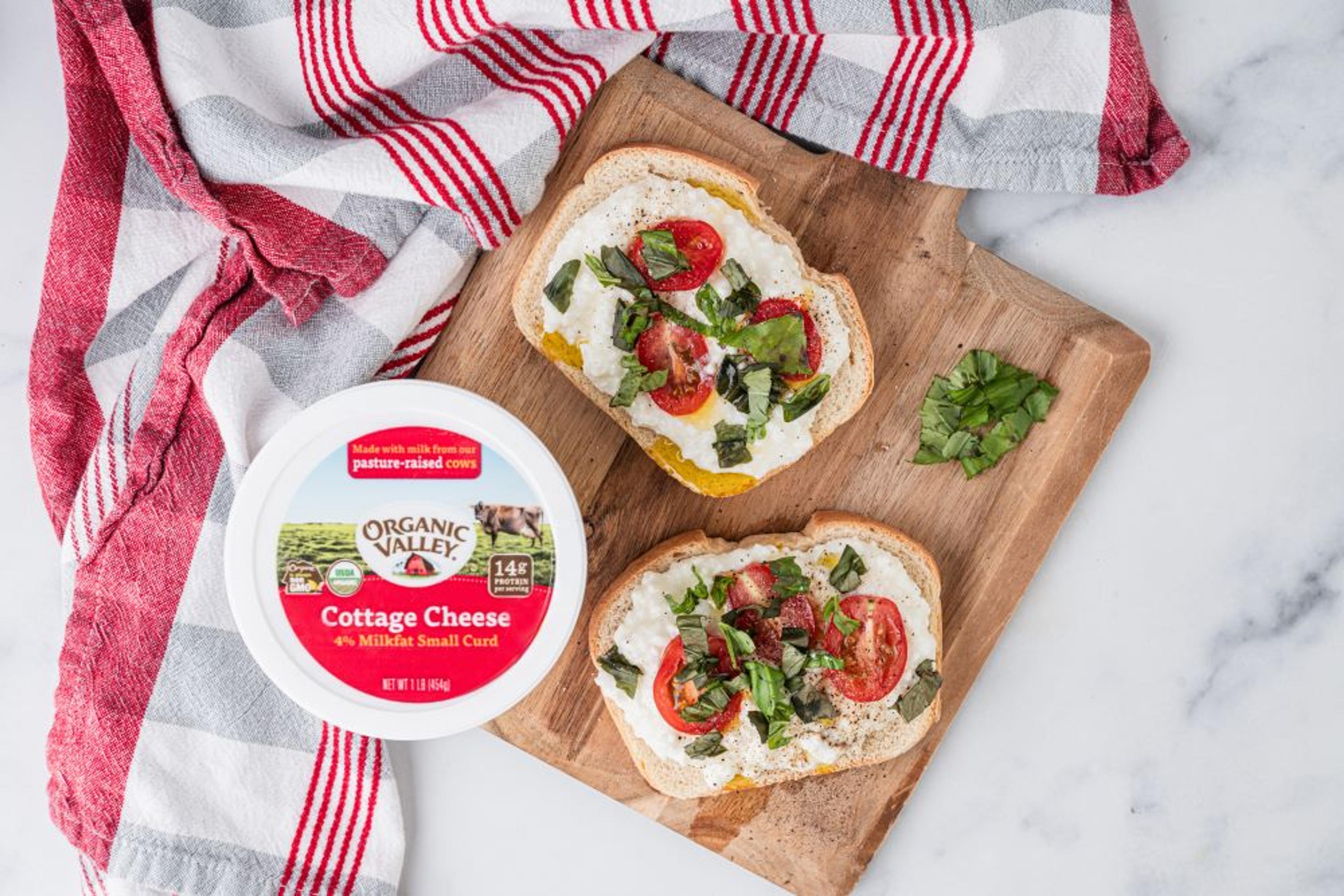 Bread with cottage cheese and tomatoes.