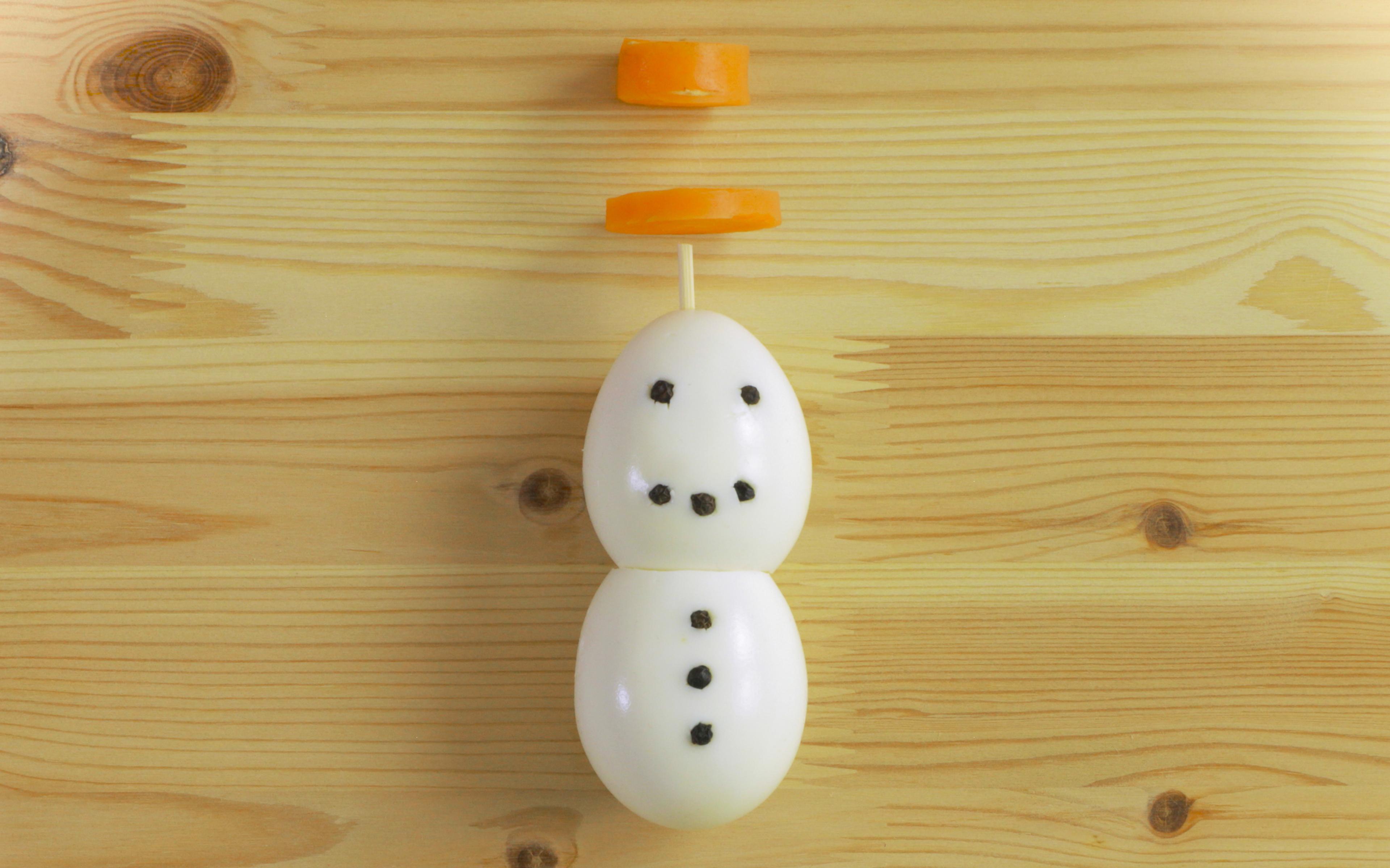 Egg snowman with hat and peppercorn buttons and eyes.