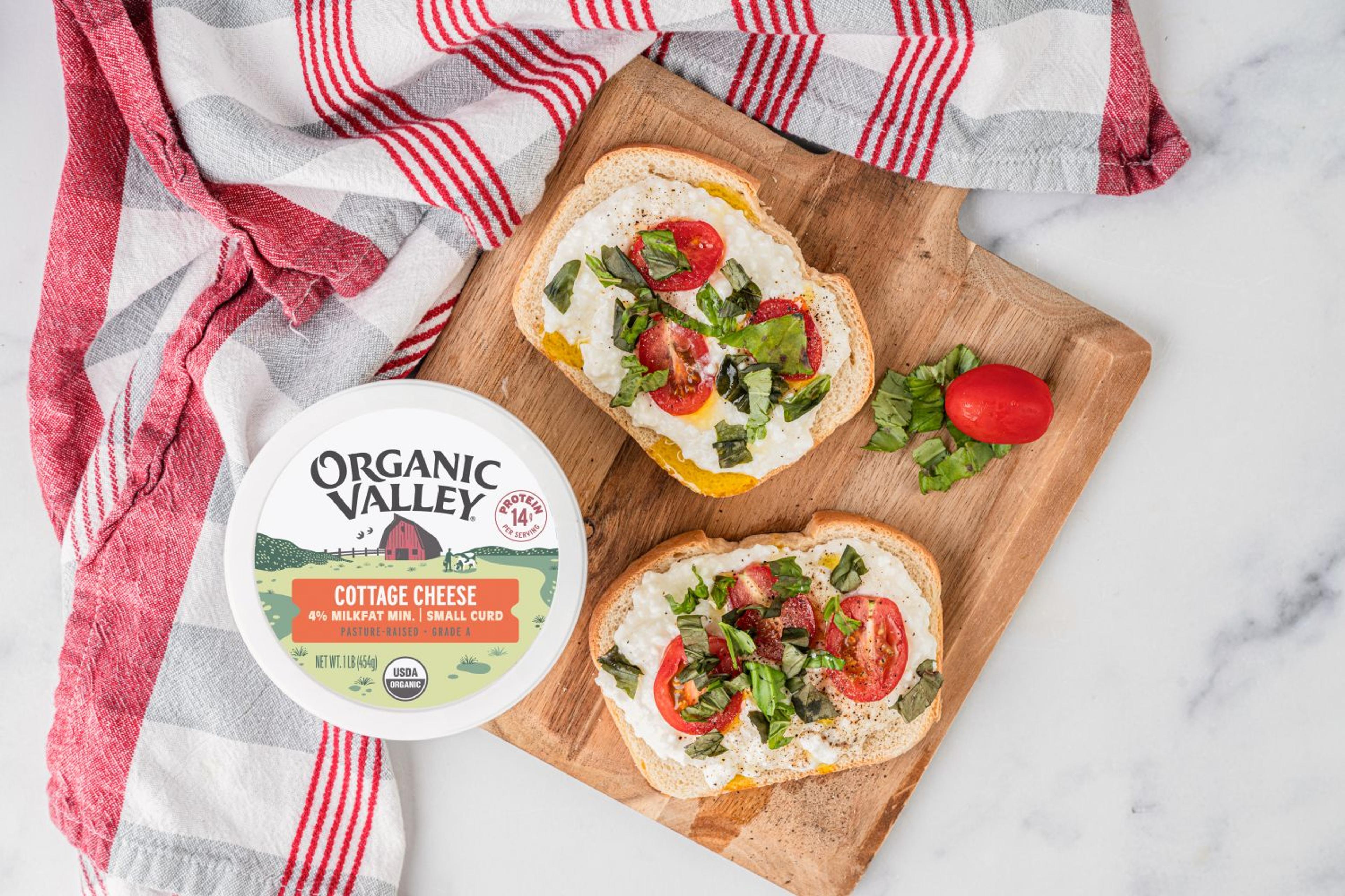 Bread with cottage cheese and tomatoes.