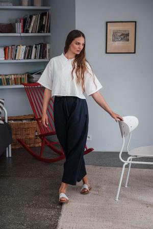 Kalhoty a šortky Sunna Len navy blue linen - Produkt značky YoungPrimitive