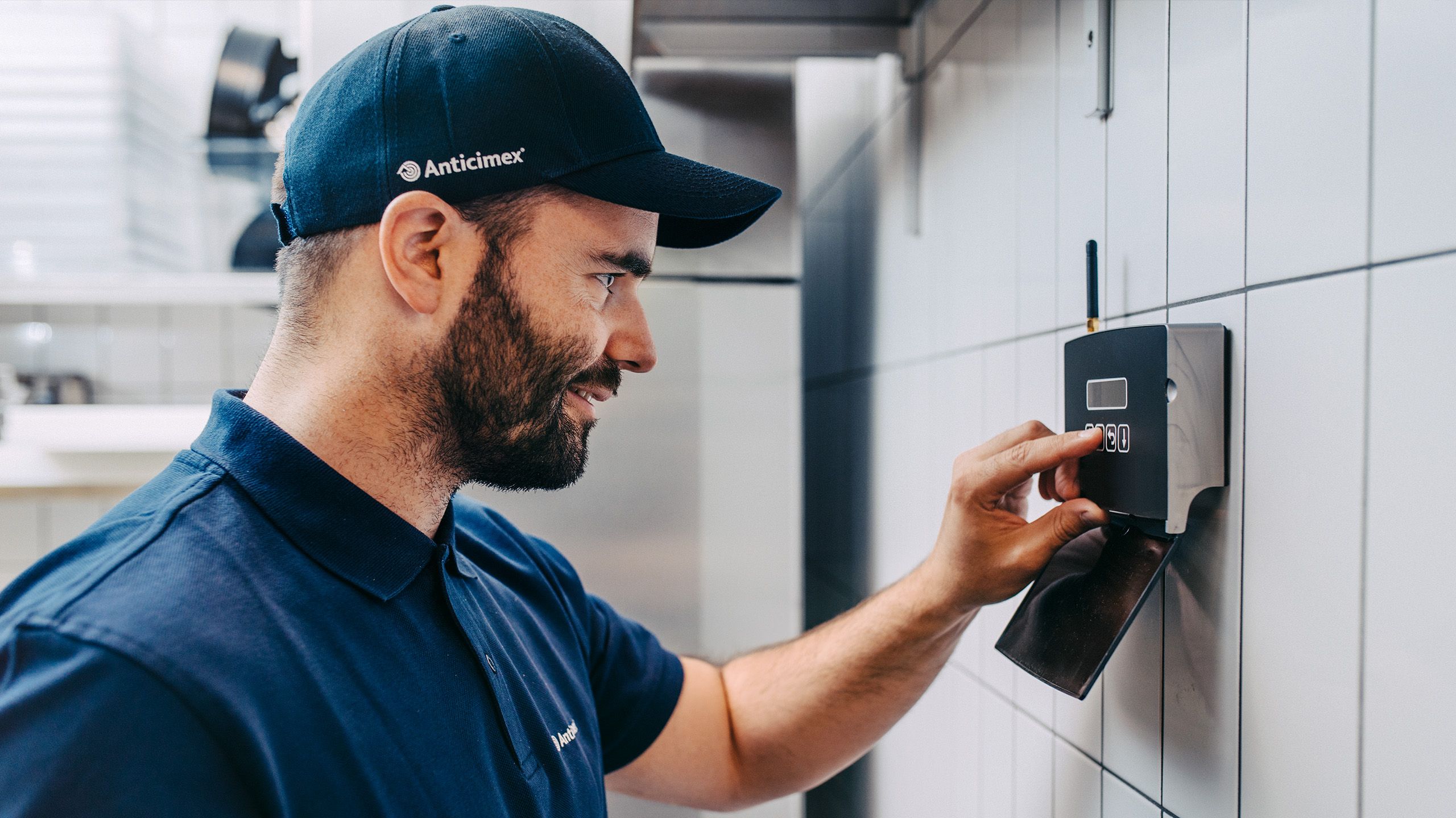 Anticimex Servicetechniker installiert digitales Schädlingsmonitoring