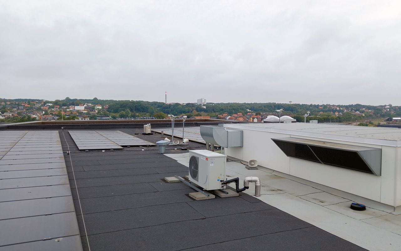 SMART Bird Control fuglesikring monteret på taget af kontorbygning i Kolding. 