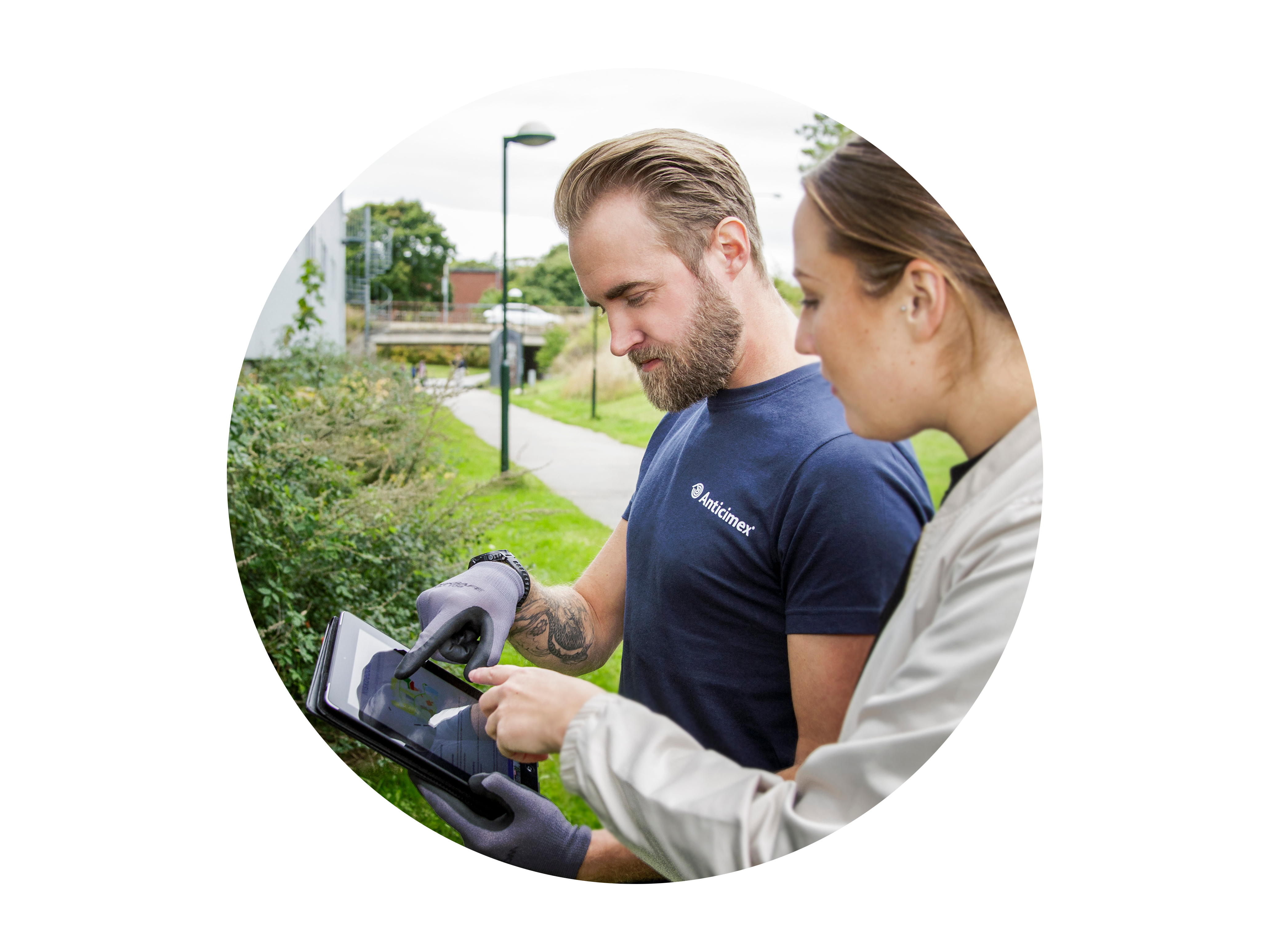 Anticimexin tuhoeläintorjuja katsoo asiakkaan kanssa tablettia.