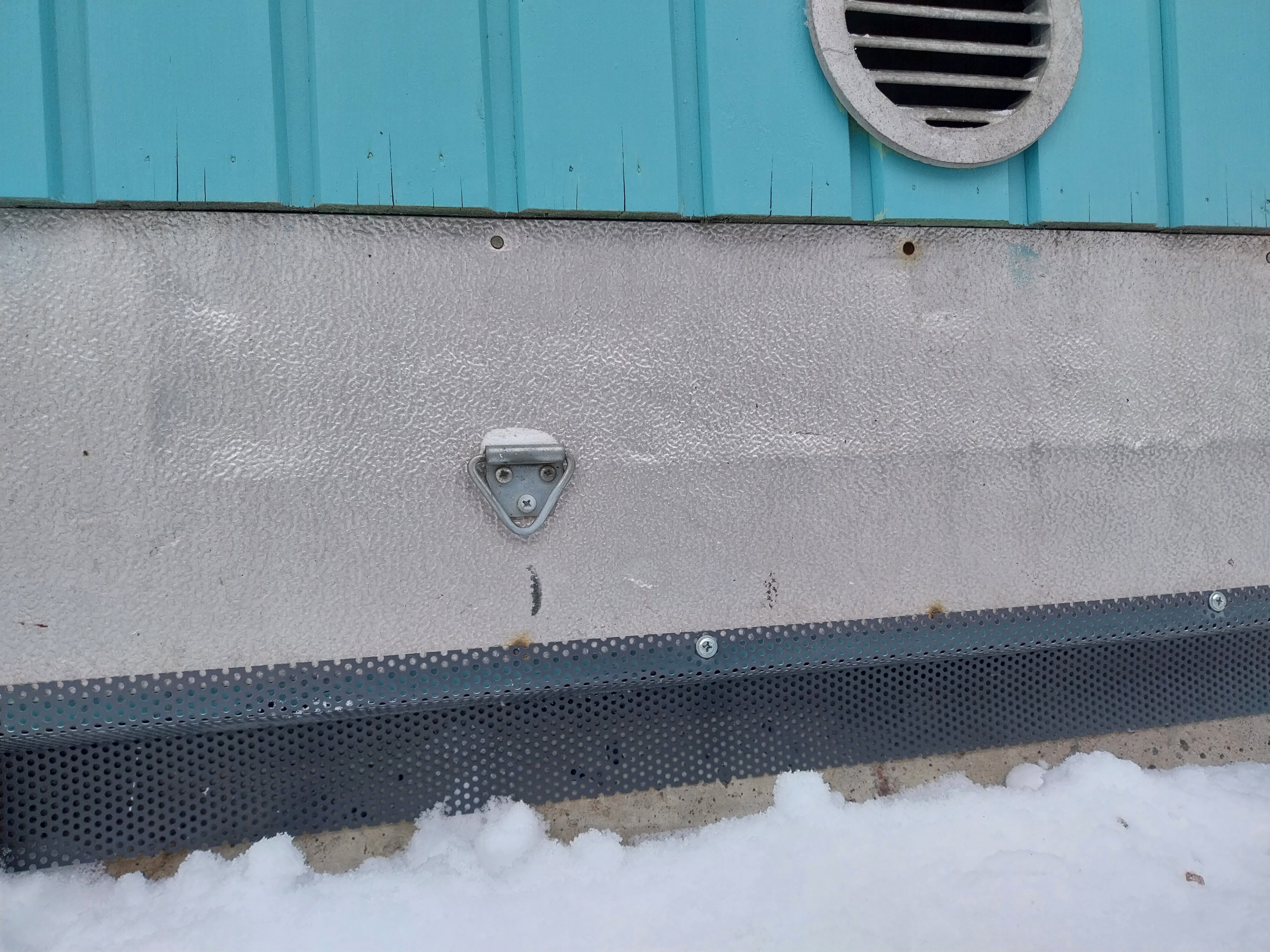 Reikäpeltilevy estää jyrsijöiden kulkemisen oven alaosasta.