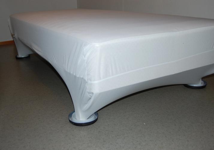 Sängynjalkaan asetetut lutikkakupit, joihin lutikat jäävät ansaan.