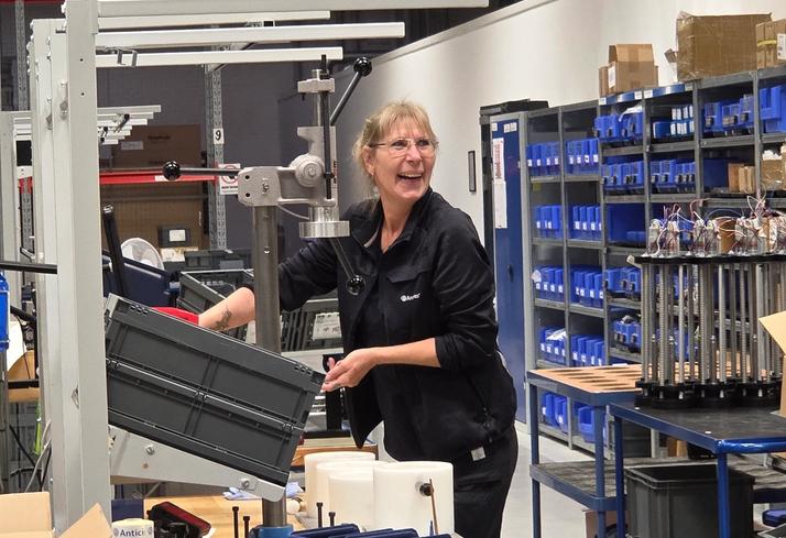 Anticimexin innovaatiokeskuksen työntekijä työn touhussa.