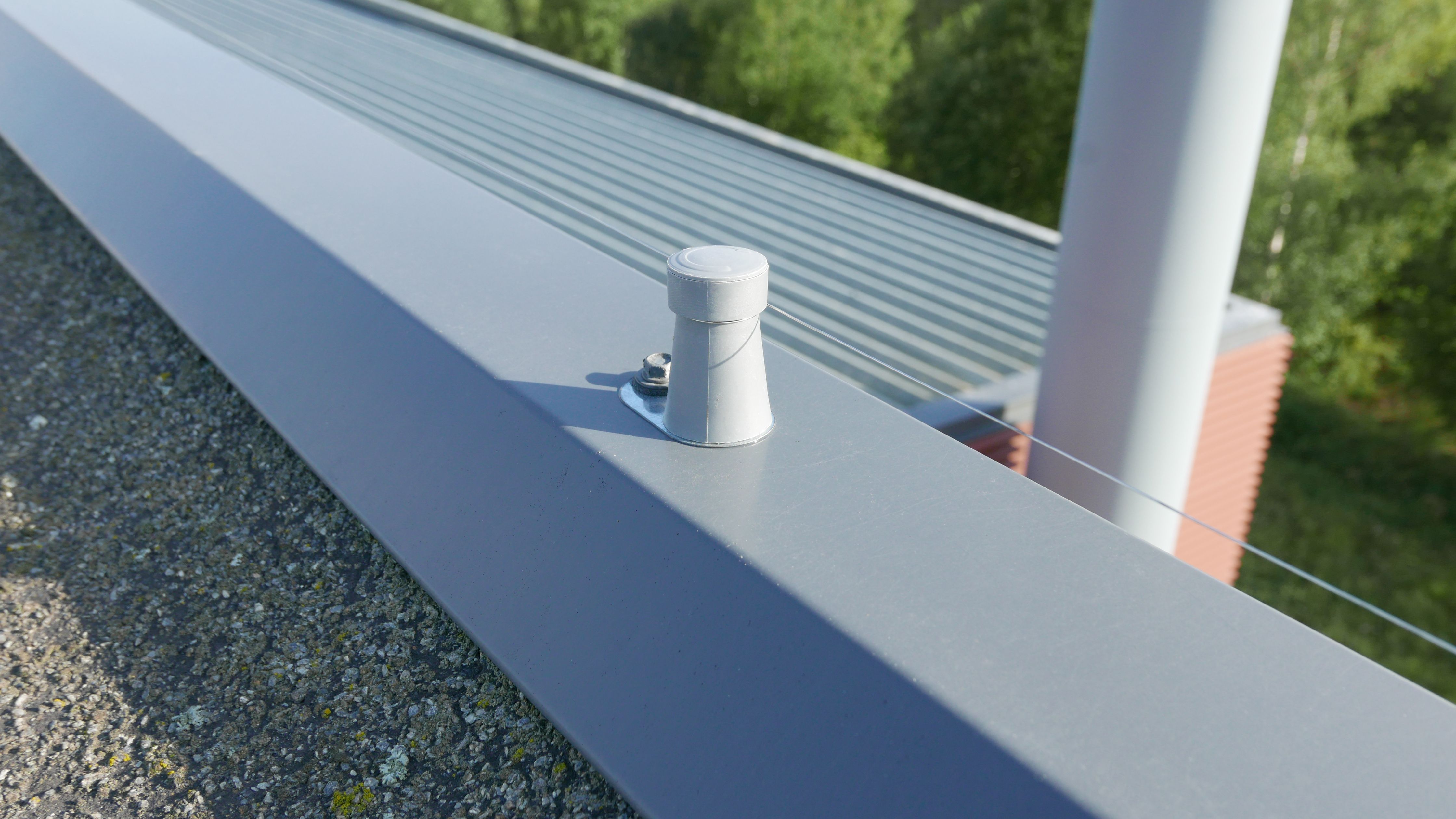 Symterra lintutorjuntajärjestelmän signaalinvahvistin ja ruostumaton lanka