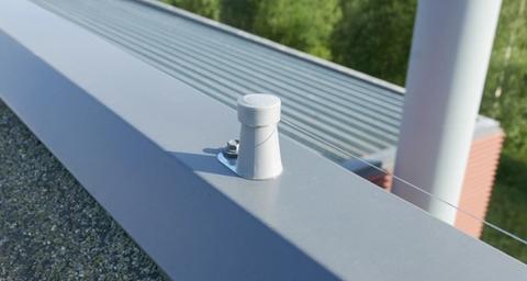 Symterra lintutorjuntajärjestelmän signaalinvahvistin ja ruostumaton lanka