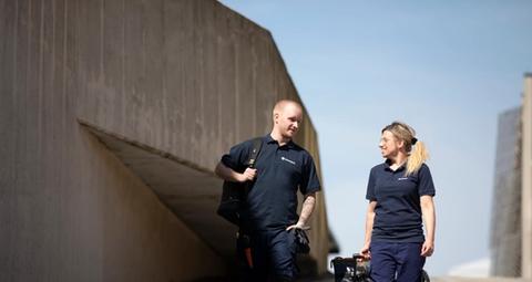 Anticimexin tuholaistorjujat juttelemassa ja kävelemässä