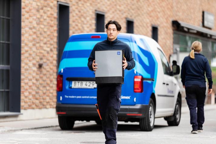 Anticimexin teknikko käsissään Anticimex Smart -loukku.