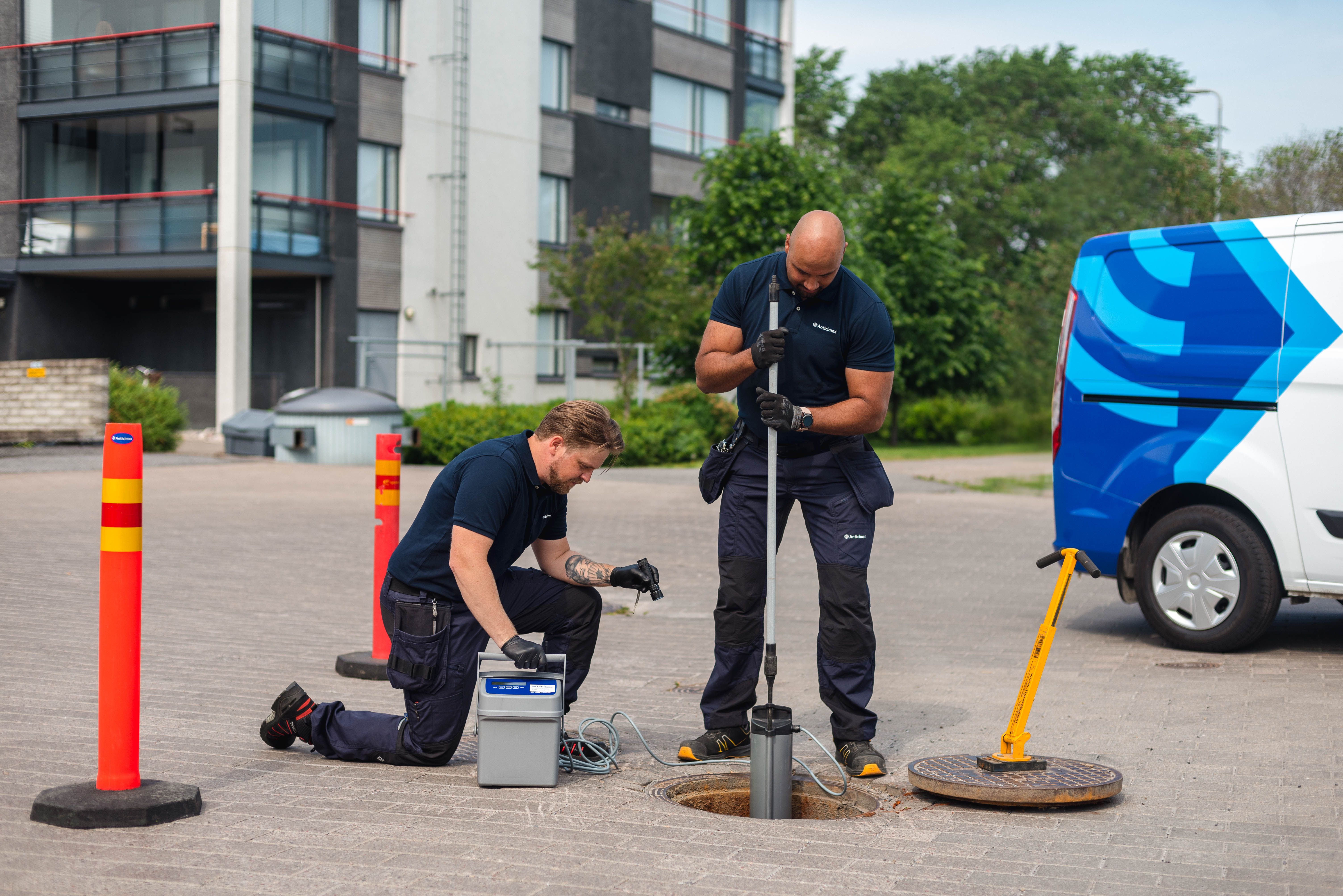 Anticimexin teknikot asentavat Smart Pipe -viemäriloukkua.