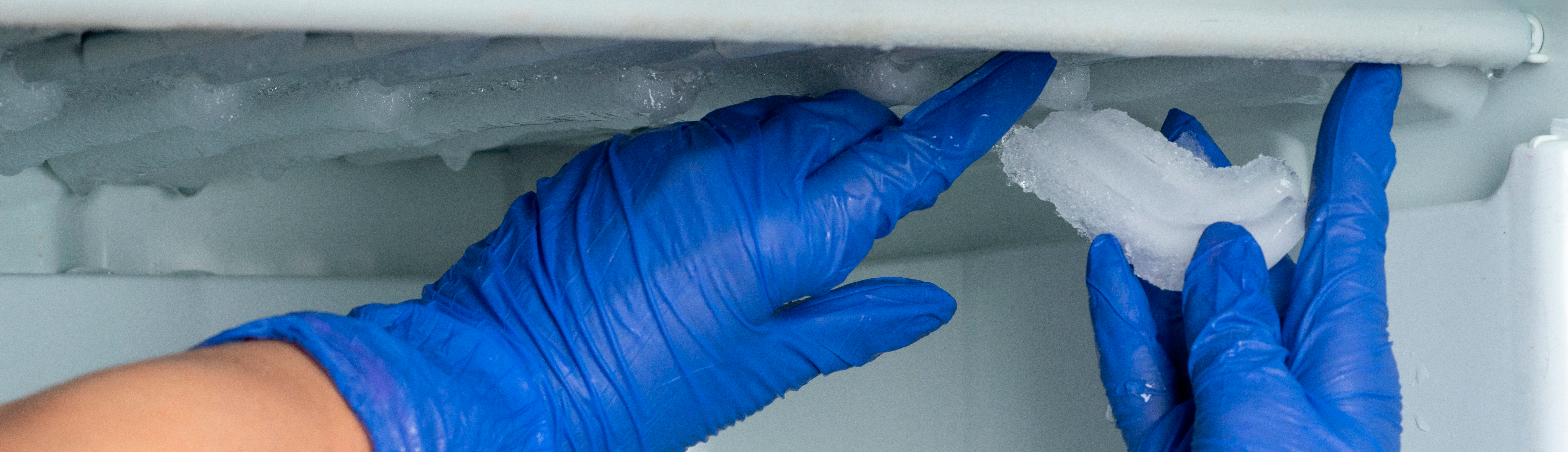 Pakastimen sulatus ja puhdistaminen