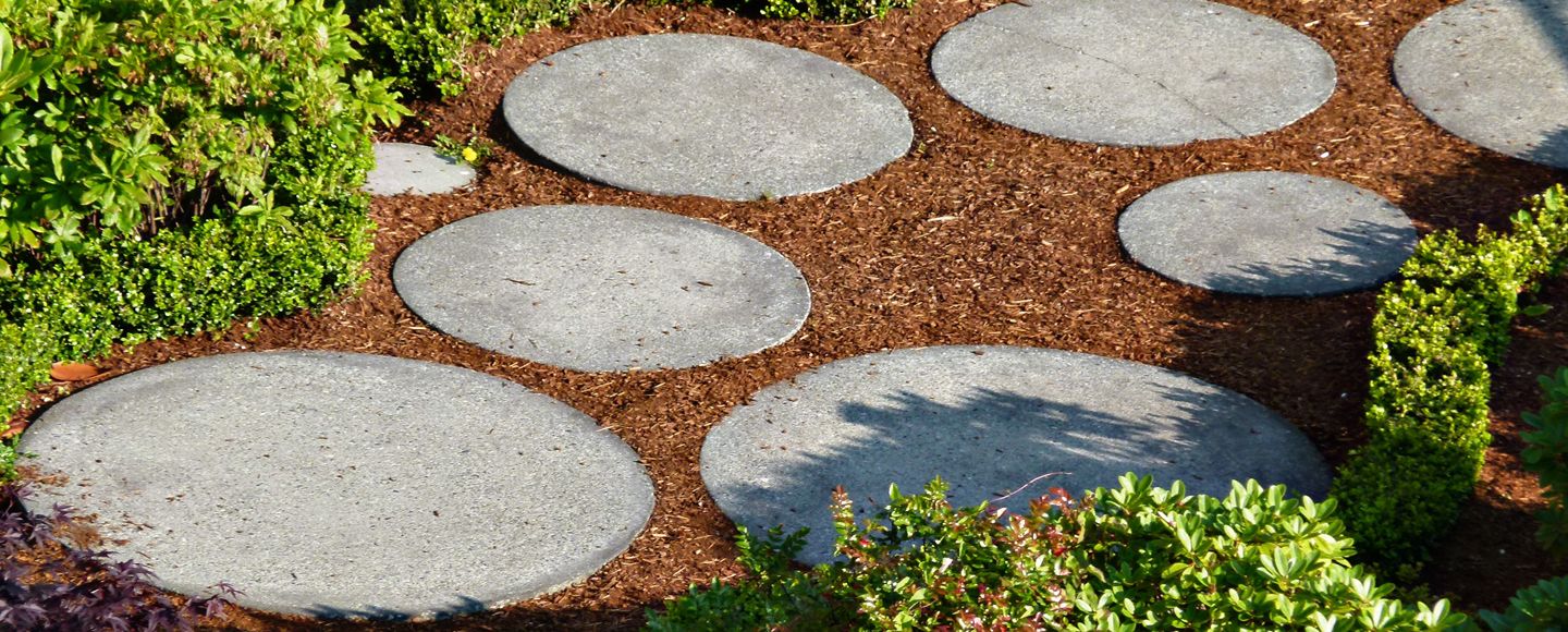 Muurahaisen pesä voi olla pihalaattojen alla.