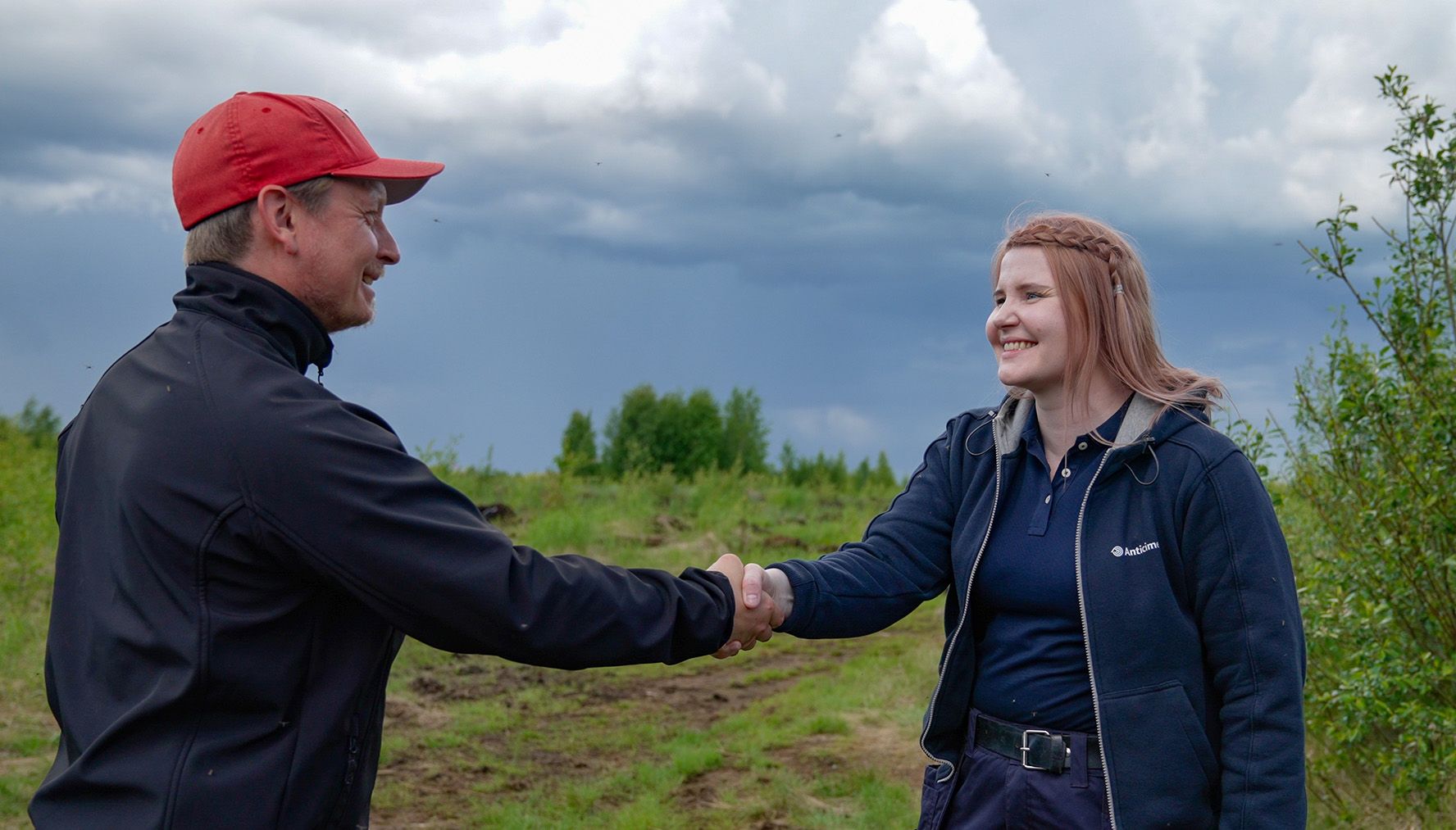 Anticimexin Krista Korva tutustumassa puiden istutukseen.
