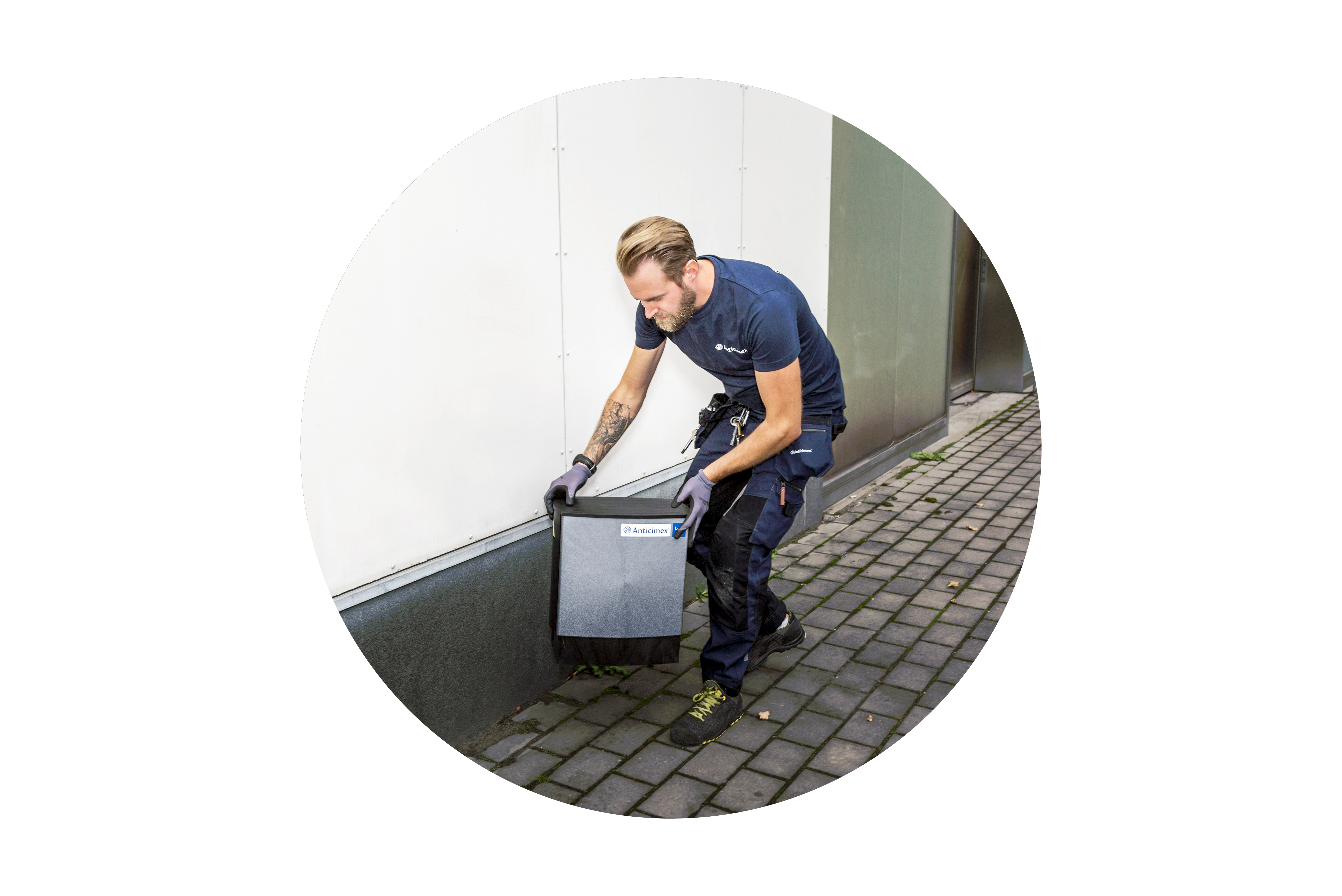 Tuhoeläintorjuja asettamassa Anticimex Smart Box -jyrsijäloukkua paikalleen