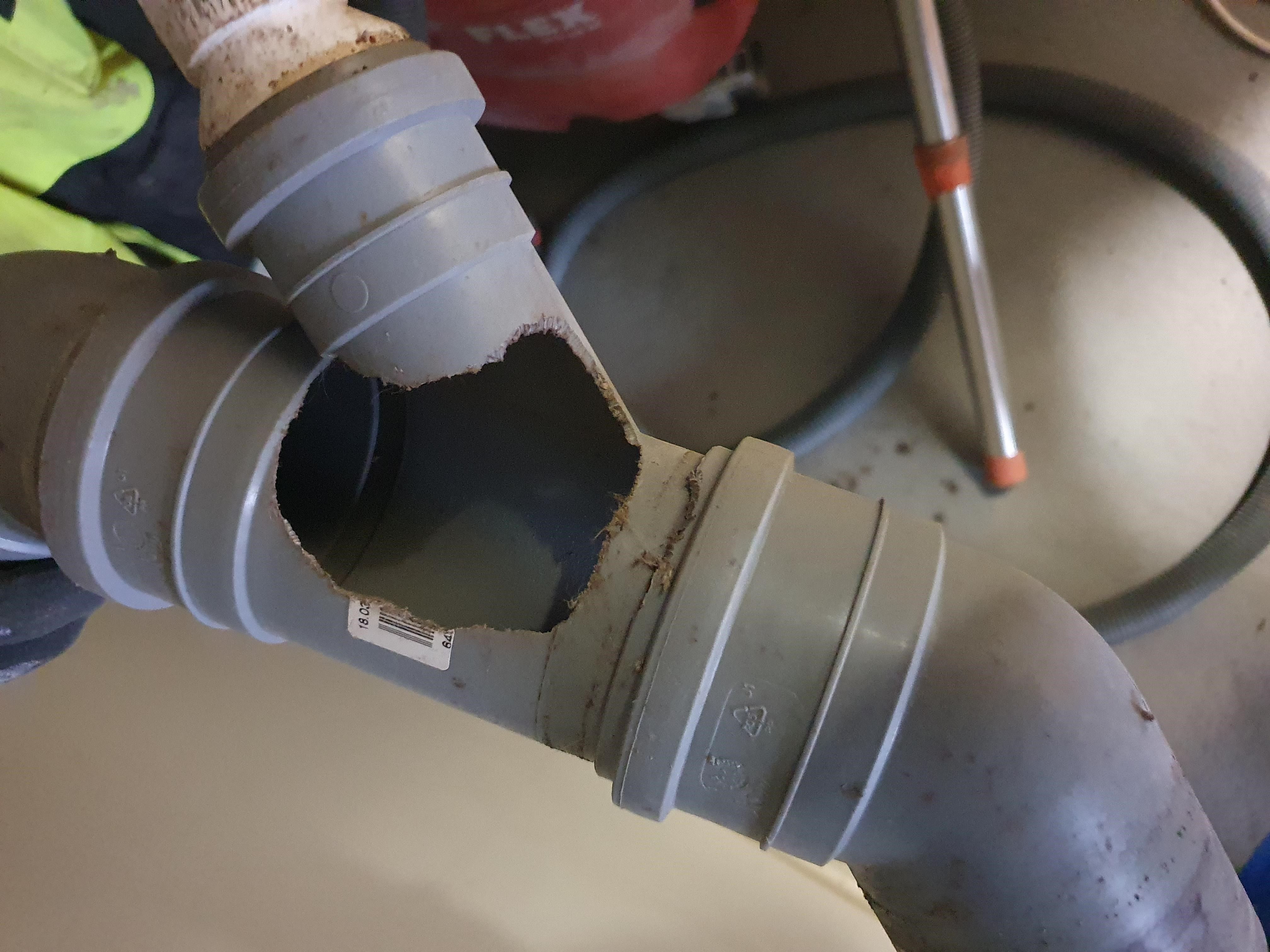 Rotat jyrsivät putkiin isot reiät.