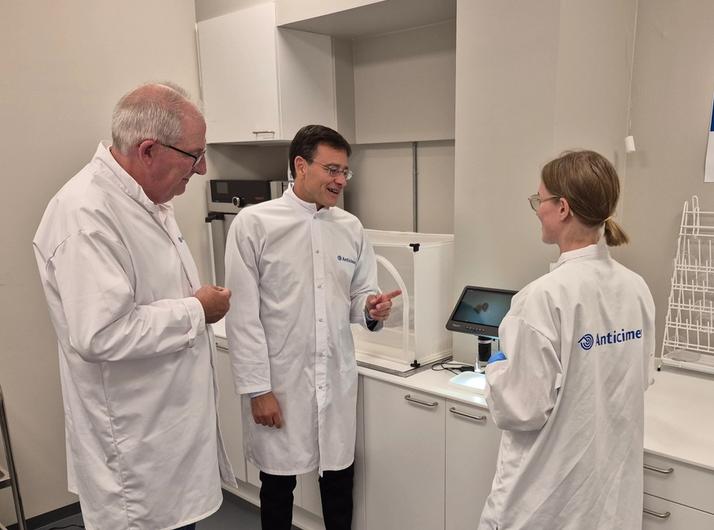 Anticimex-innovaatiokeskuksen asiantuntijat laboratoriossa.