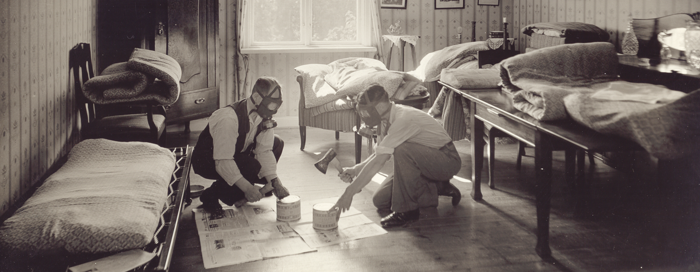 Anticimexin tuholaistorjujat suorittamassa lutikoiden torjuntaa 1930-luvun Ruotsissa