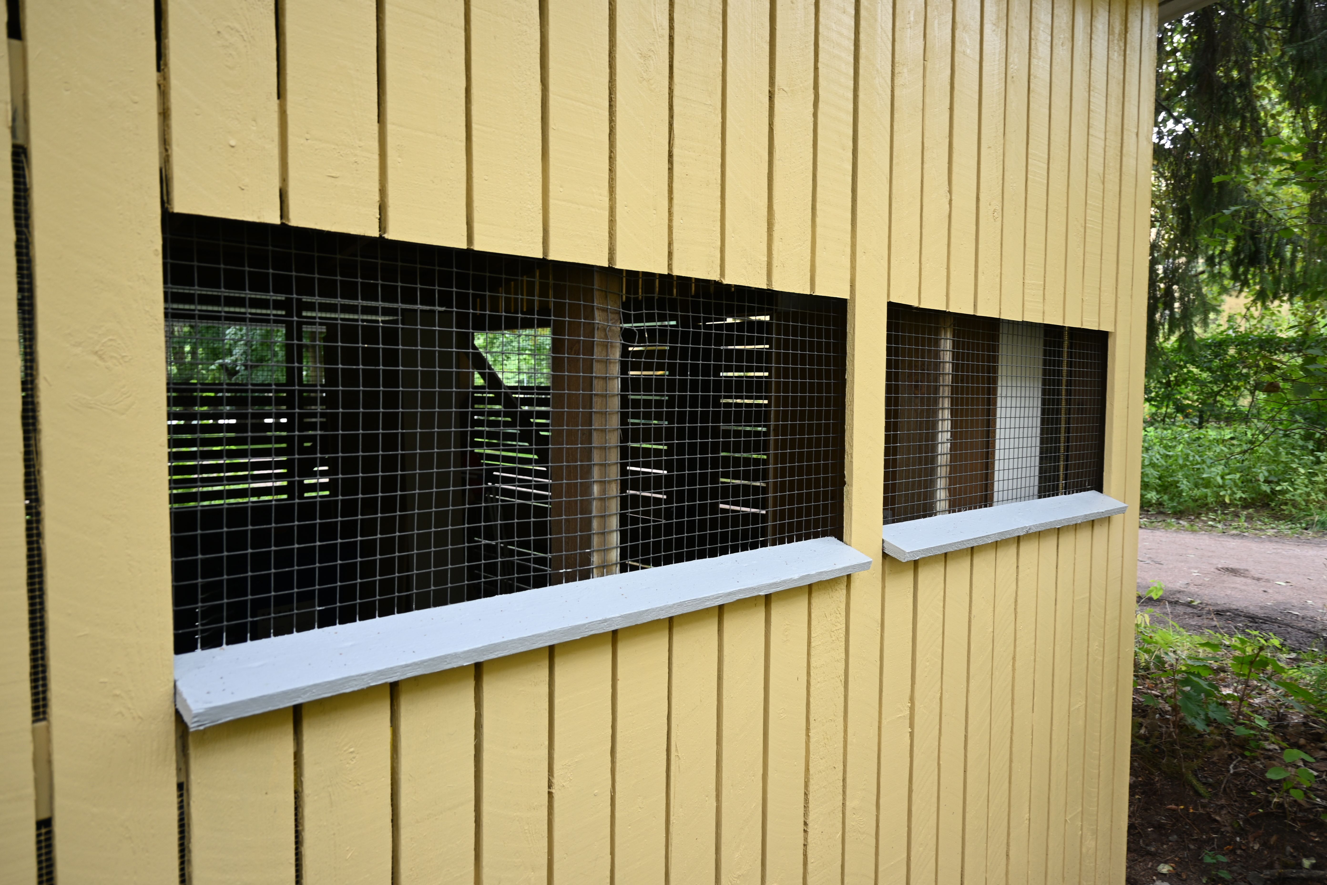 Jätekatokseen asennettu metalliverkko suojaa kutsumattomilta vierailta.