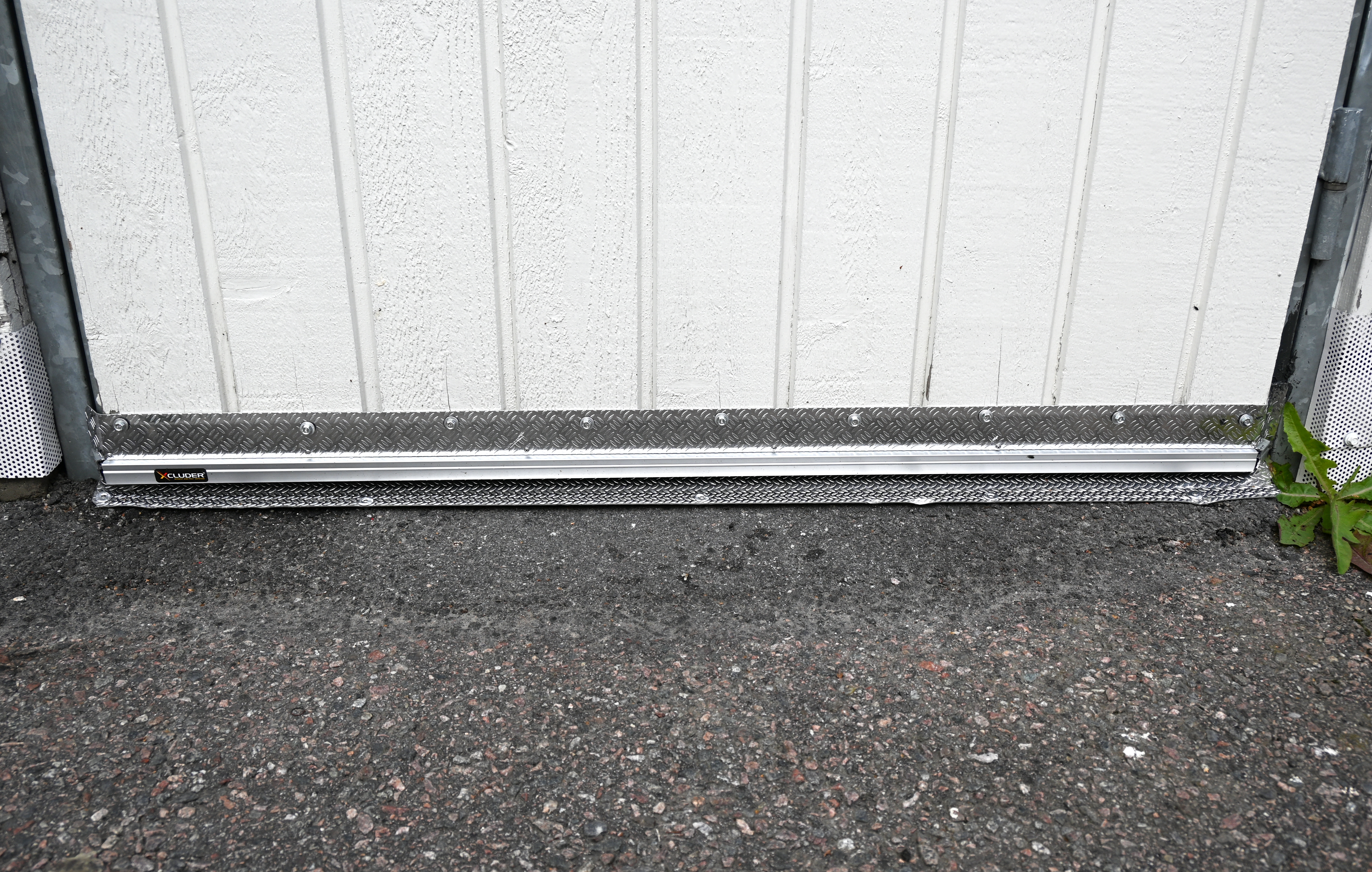 Metallipelti tiivistää oven alaosan.