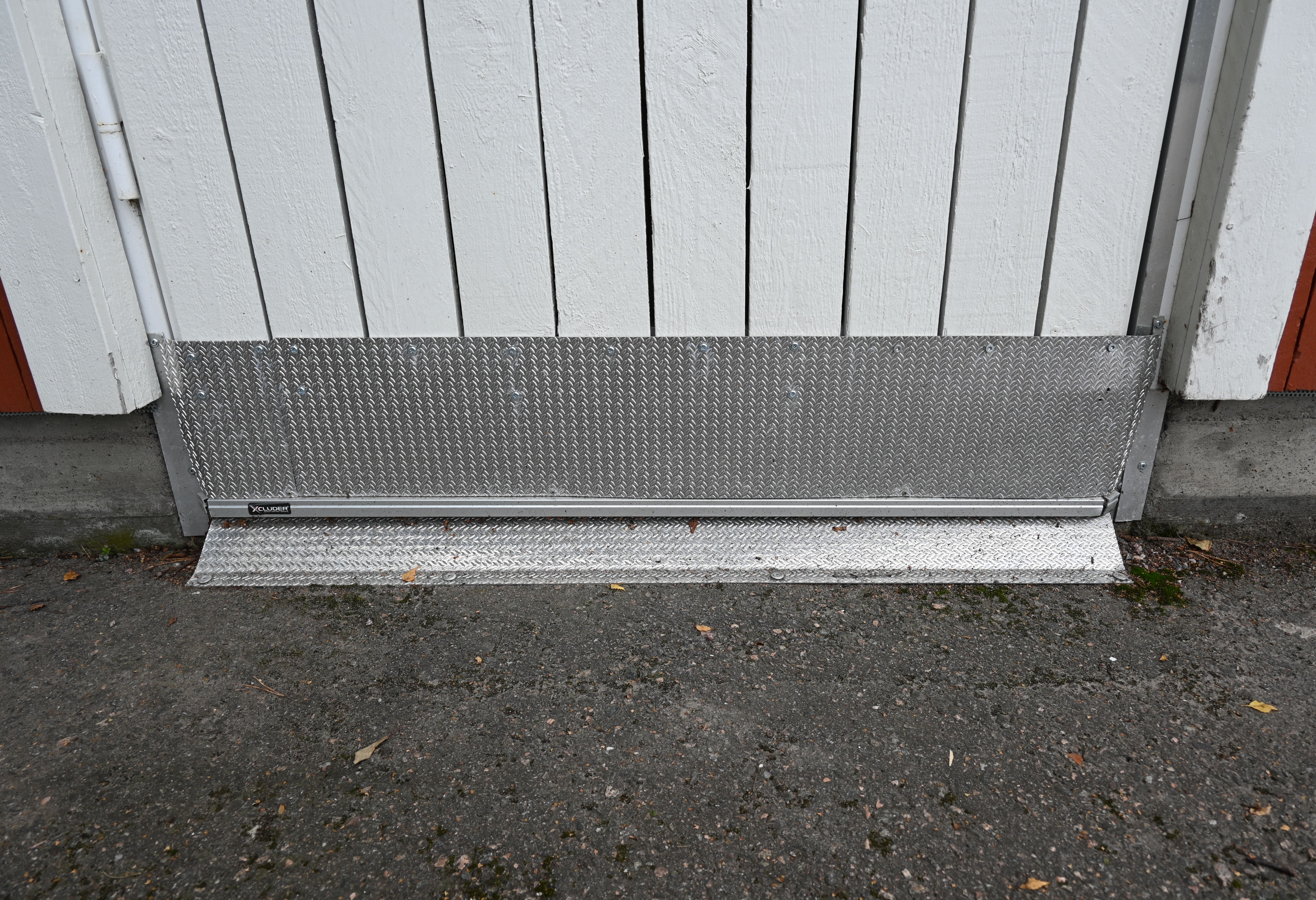 Metallilevyt toimivat esteenä oven alaosassa.