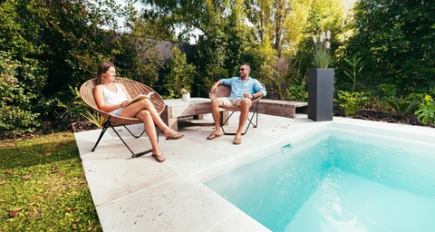borne anti moustique autour d'une piscine