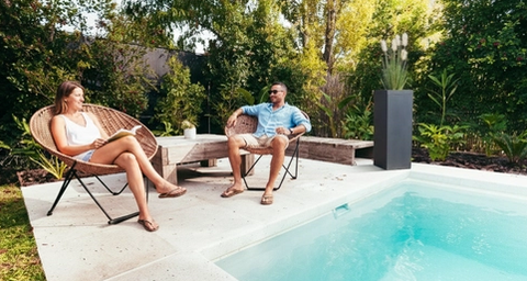 borne anti moustique autour d'une piscine