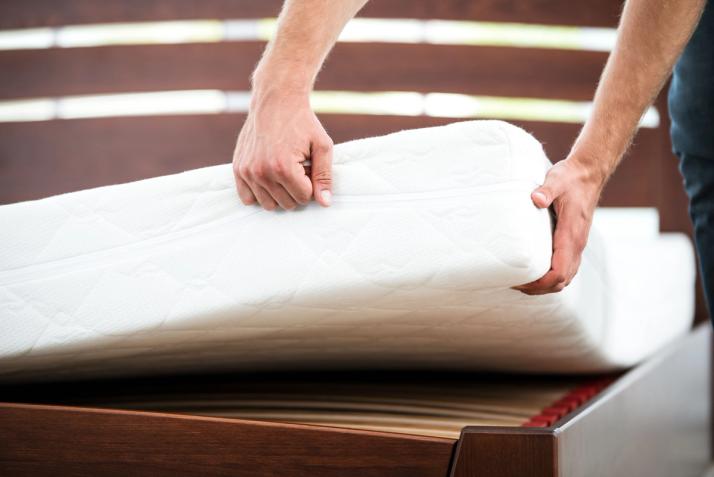 Inspection d'un matelas dans le cadre d'une recherche de punaises de lit.