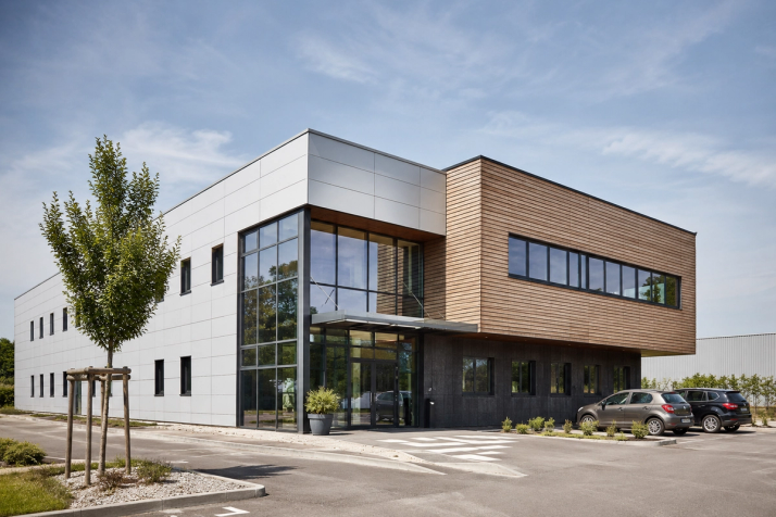 Bâtiment moderne dans un parc d'affaires_structure bois
