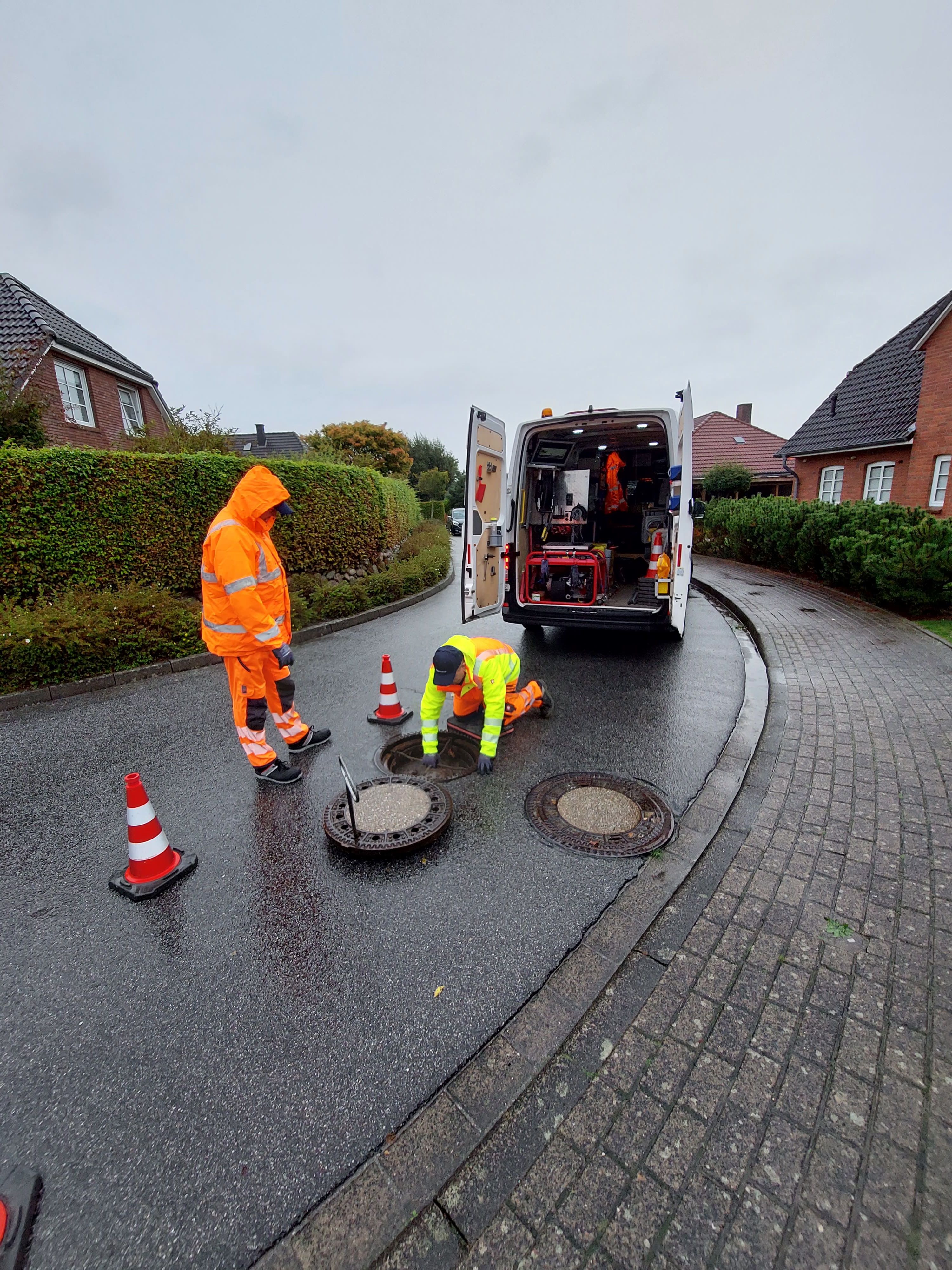 Mitarbeiter von Anticimex setzt SMART Pipe ein