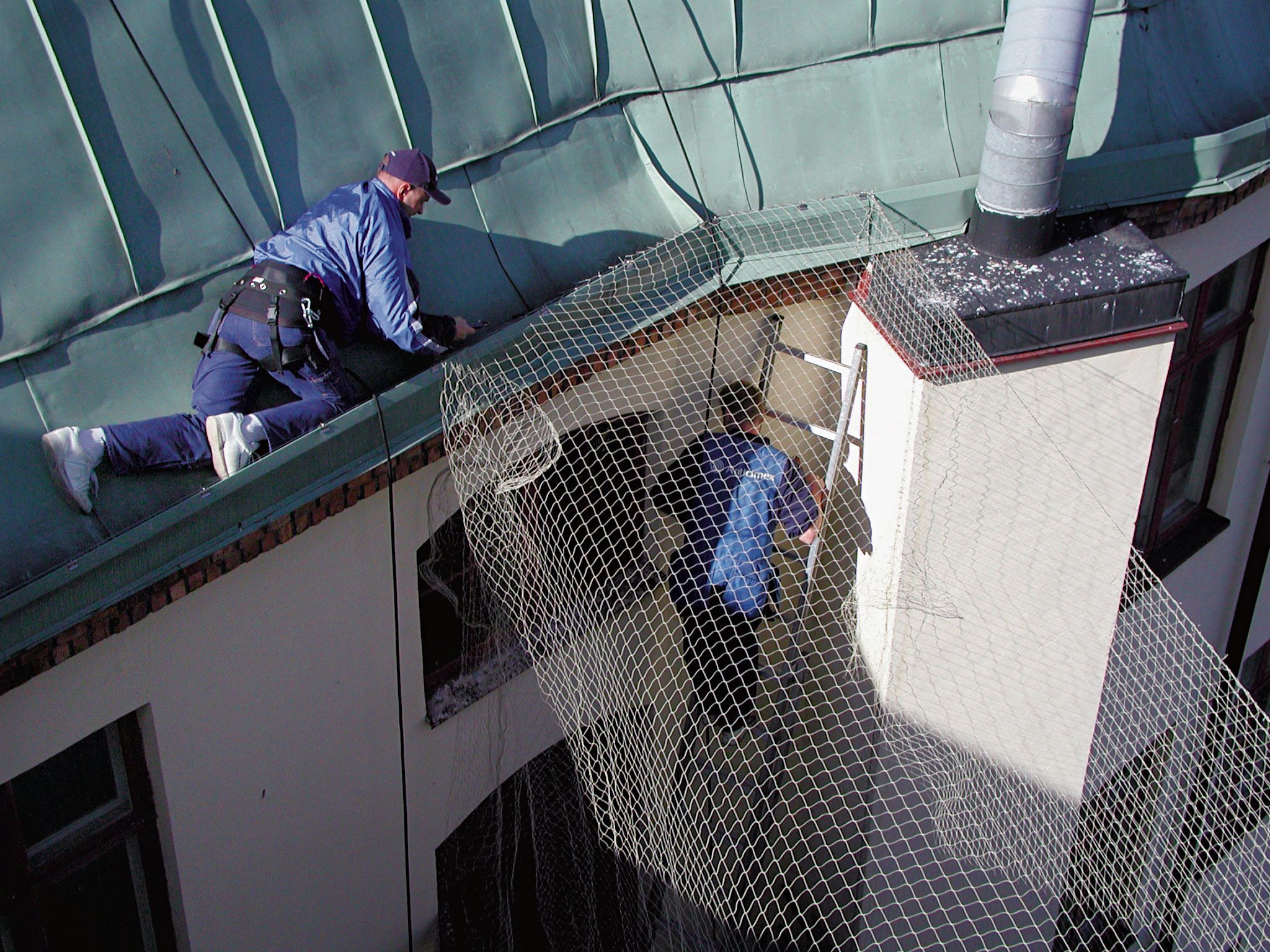 Preparazione all'installazione della rete anti-piccioni