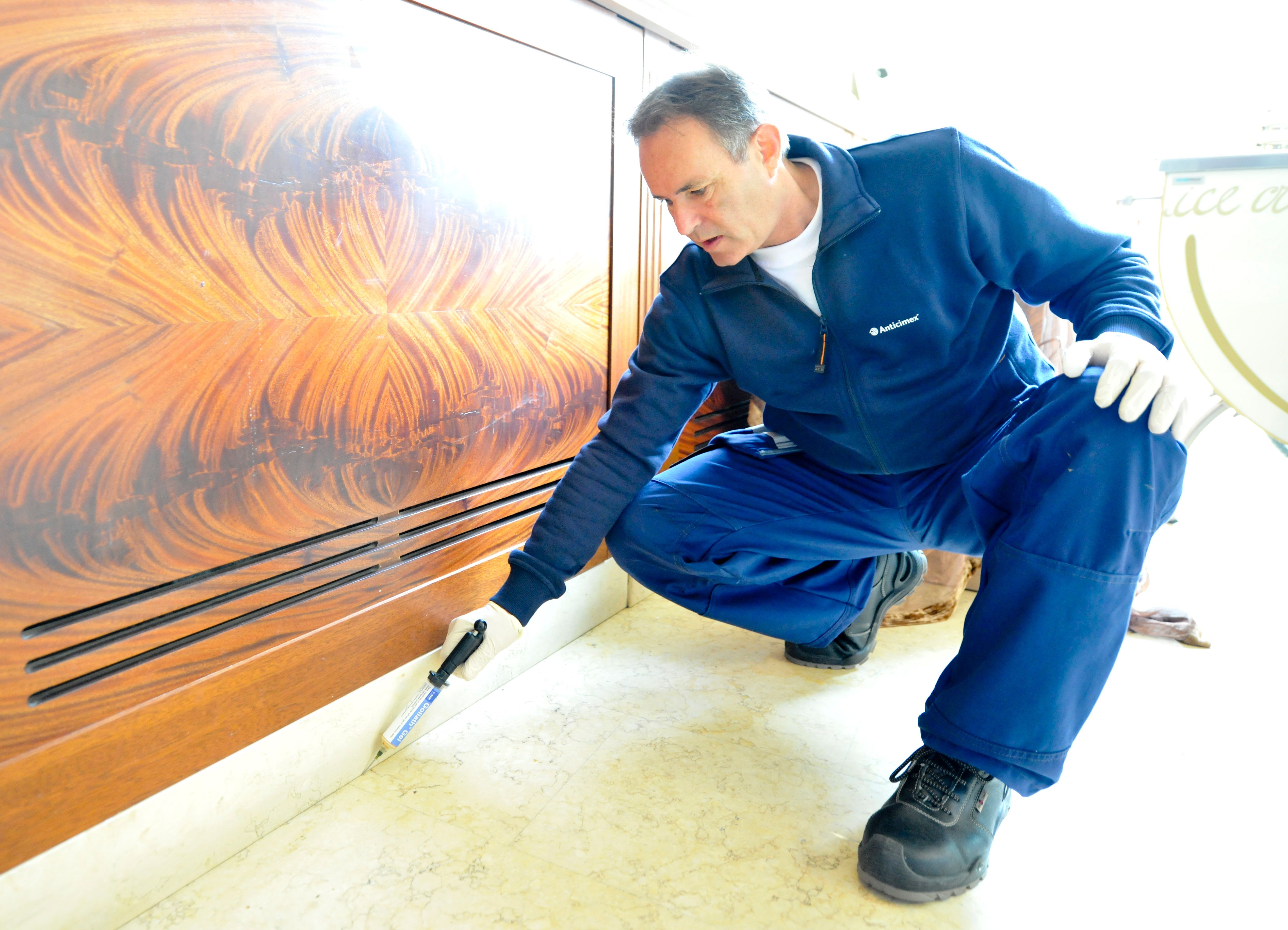 kakkerlakkenbestrijder aan het werk in een huis 