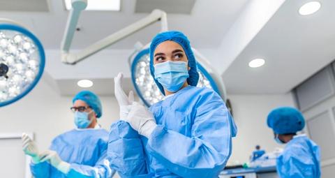 3 doktoren in operatie kleding die zich voorbereiden op een operatie