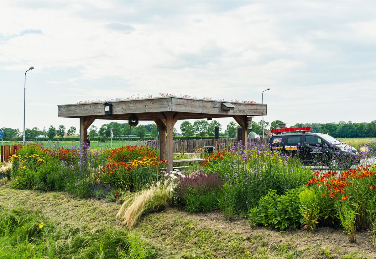 Tuin branch Traas Nederland van Anticimex met bloemen en faunavoorzieningen
