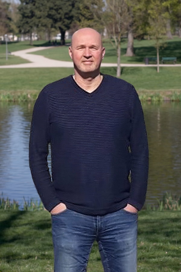 Niek Dokter staat in een park