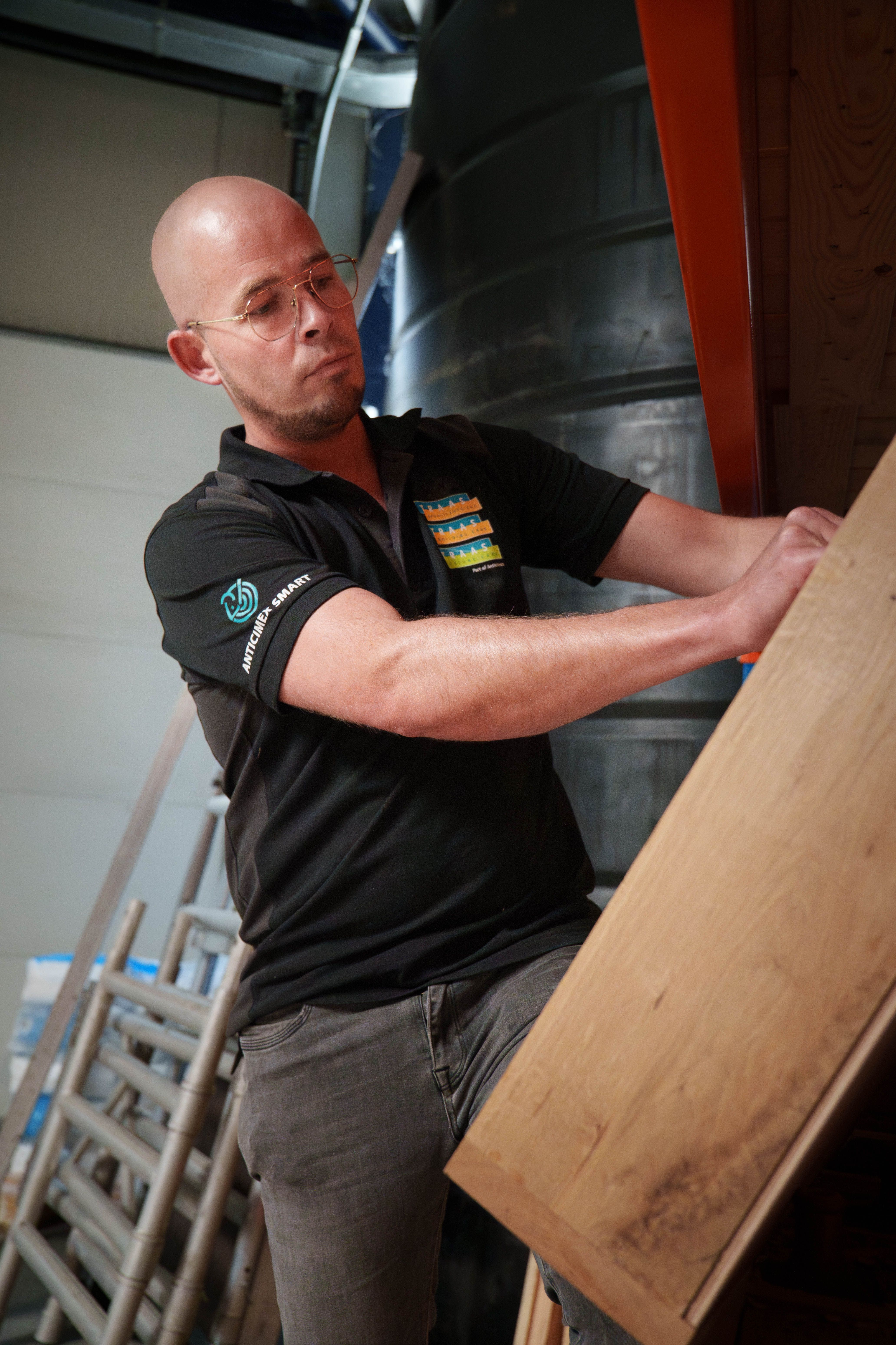 Jan-Joost werkt aan een insectenhotel