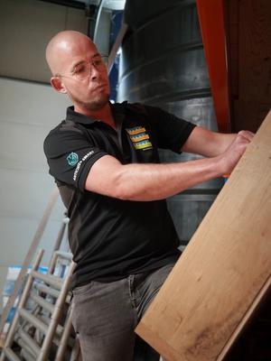 Jan-Joost werkt aan een insectenhotel