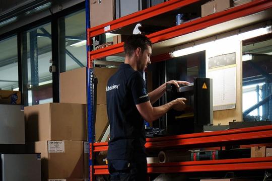 Steffan Buurman tijdens de assemblage van een SMART box in het magazijn