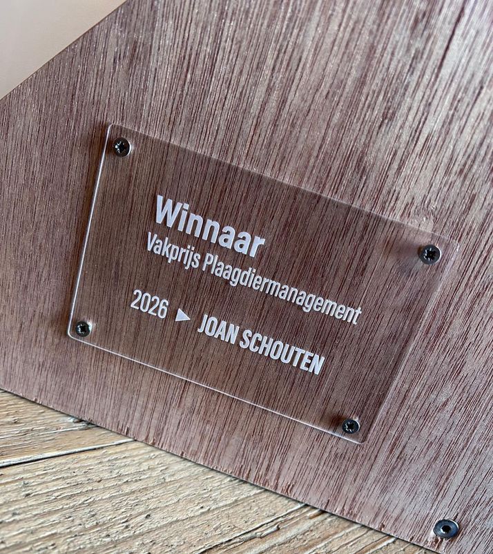 Houten award met Winnaar Pest Management 2026 Joan Schouten".