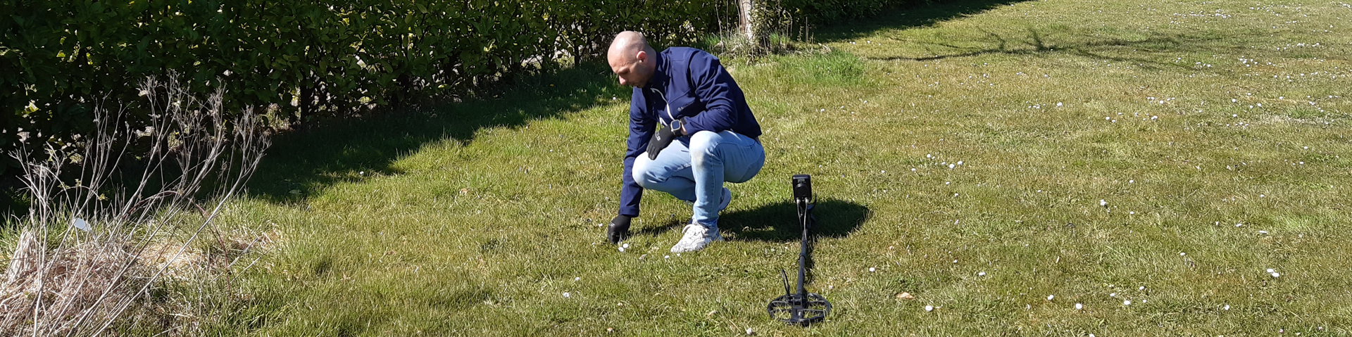Ben inspecteert termieten onder de grond