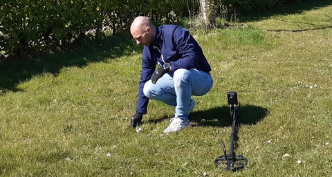 Ben inspecteert termieten onder de grond