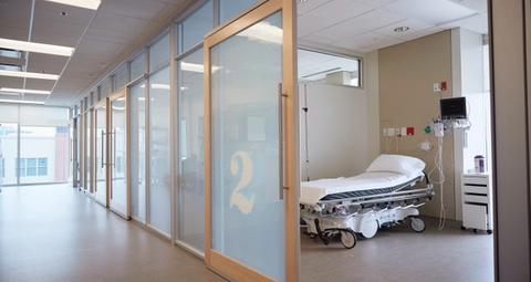 via een openstaande deur kijk je een verkoeverkamer in