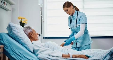 Verpleger die aan de pols voelt van een patiënt